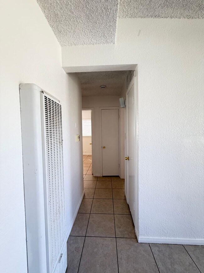 Building Photo - 2 bedroom