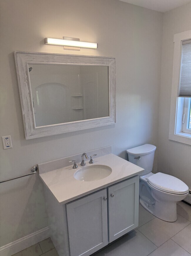 Building Photo - 959 W River Rd