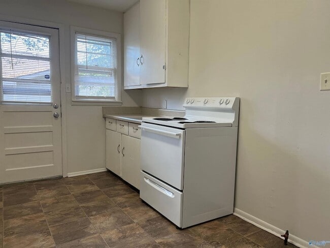 Building Photo - 1322 Oshaughnessy Ave NE