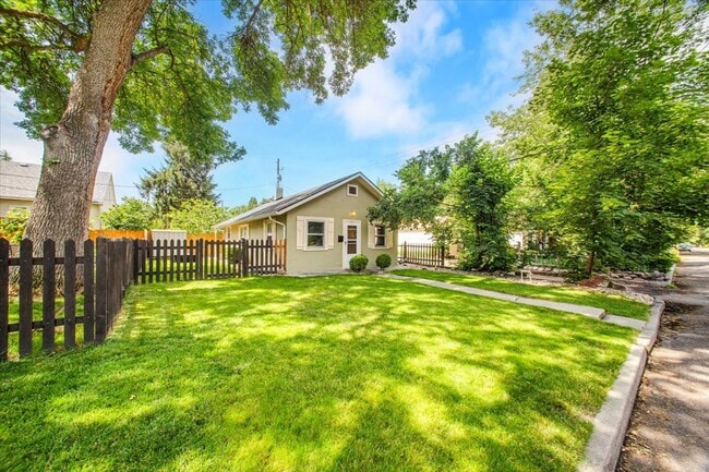 Building Photo - Adorable Guest Cottage in the North End!