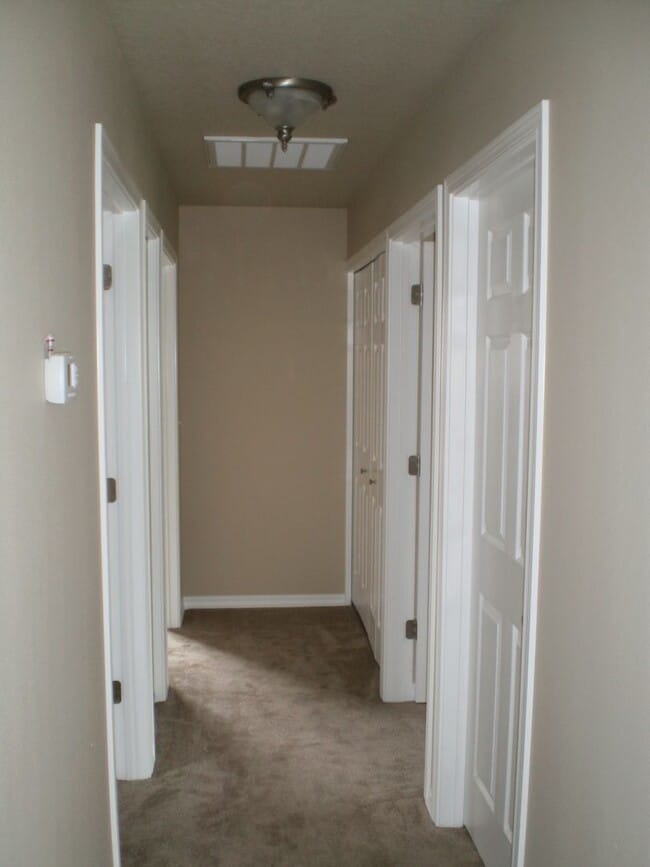 Building Photo - Spacious 3BR/ 2BA House