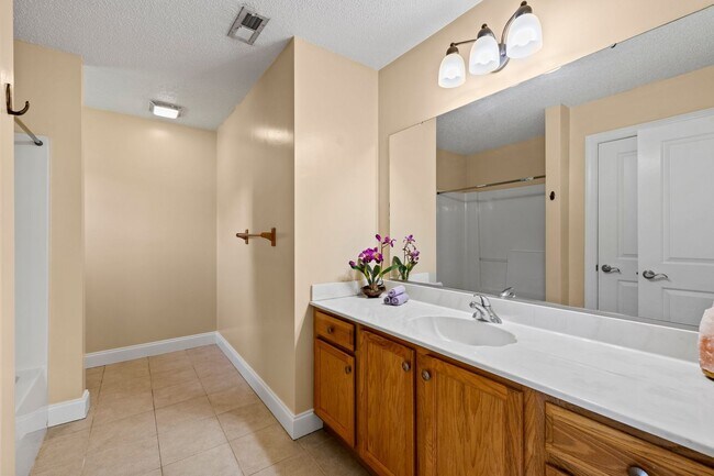 Building Photo - Delightful 3-Bedroom, 2-Bathroom with Fenc...