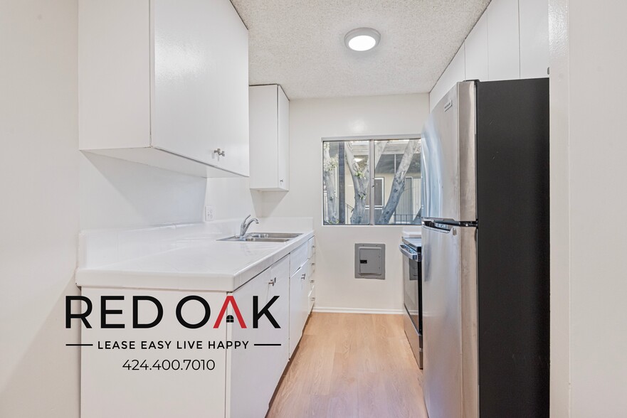 Building Photo - 7071 Hawthorn Ave