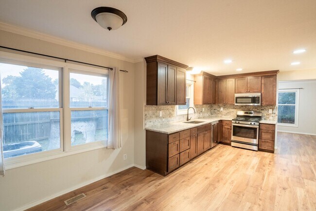 Building Photo - 4 Bed | 3 Bath in Central Tulsa!