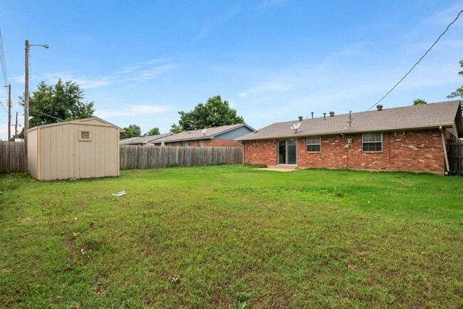 Building Photo - 220 E Beech Ave