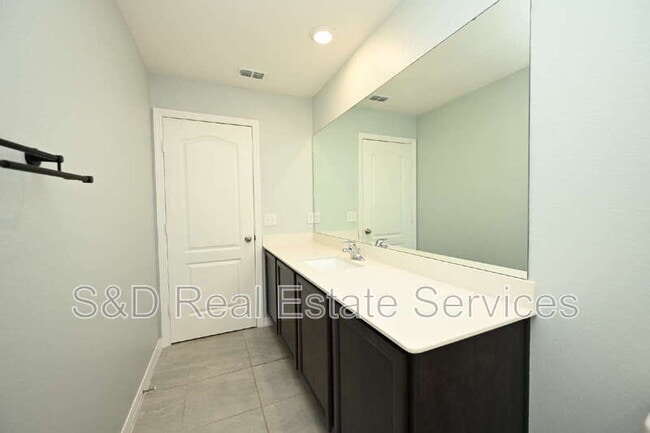 Building Photo - 1563 Swan Lake Cir
