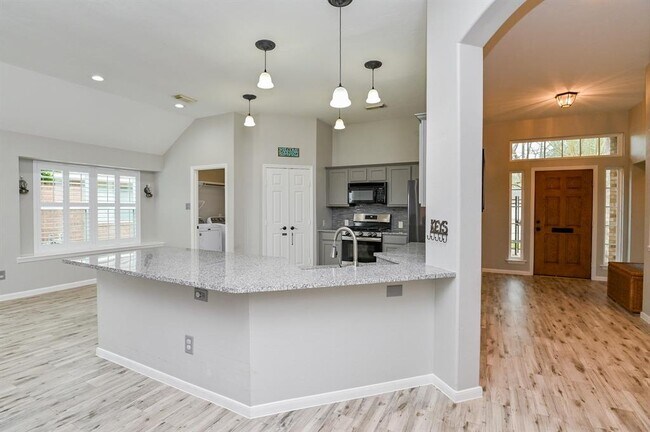 Building Photo - 2526 Lake Dale Ln
