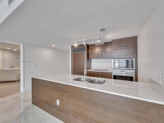 Building Photo - 475 Brickell Ave