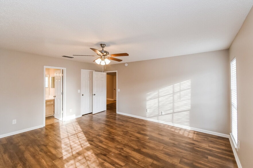 Building Photo - 11180 Barbizon Cir E