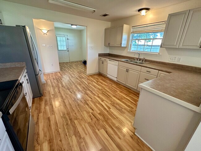 Building Photo - 413 Trist Pl