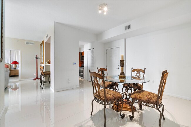 Building Photo - 625 Casa Loma Blvd