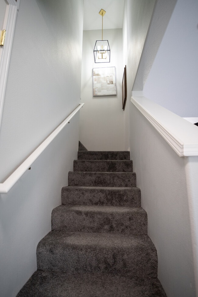 Building Photo - 370 NW Terre View Dr