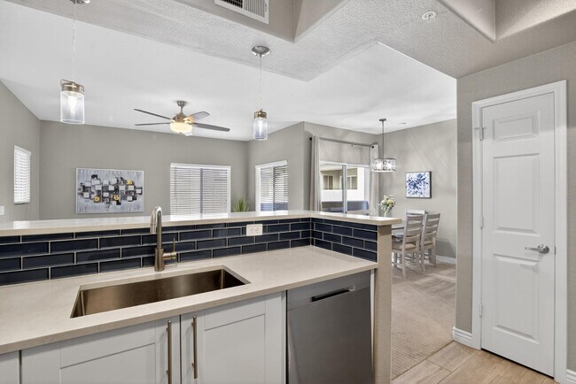 Building Photo - 7401 W Arrowhead Clubhouse Dr