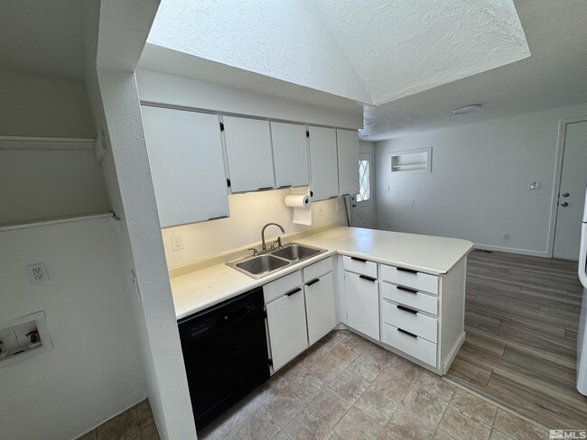 Building Photo - 6825 Lotus St