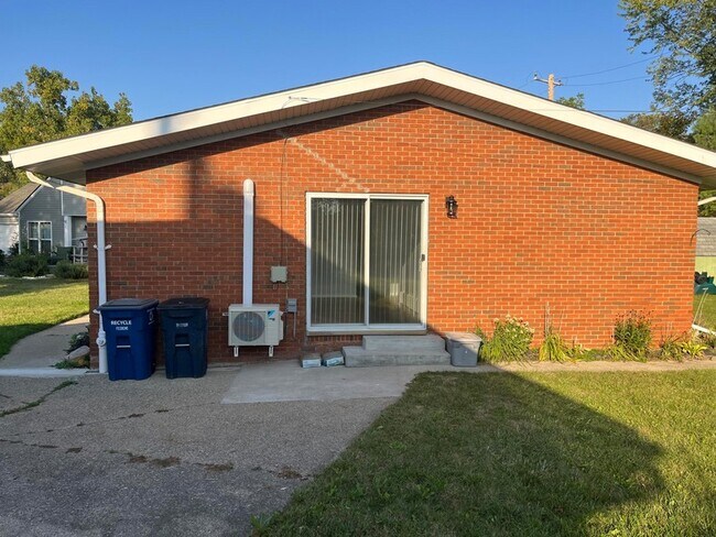 Building Photo - 913 Evelyn Ct