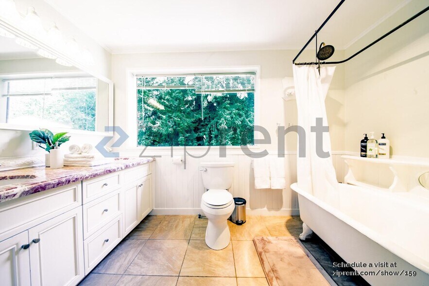 Building Photo - 10590 River Dr