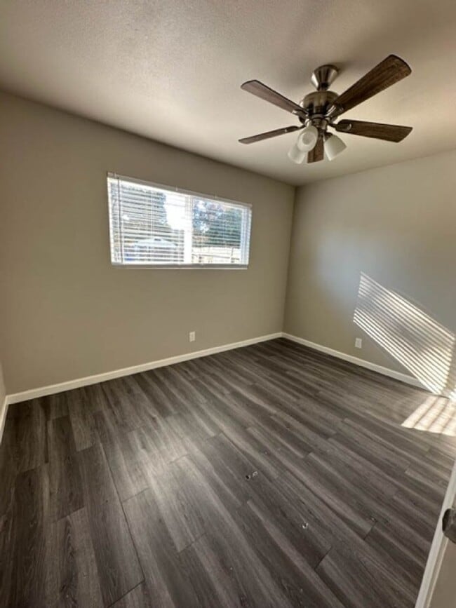 Building Photo - Desirable 3 bedroom 2 bath home