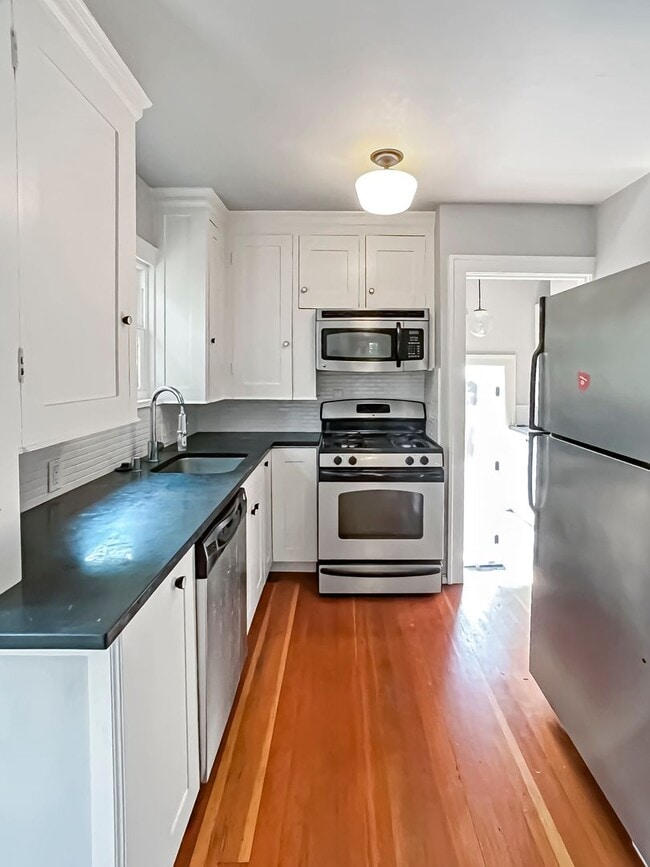 Building Photo - Charming Ravenna Home with Bonus Office, Basement & Fenced Yard