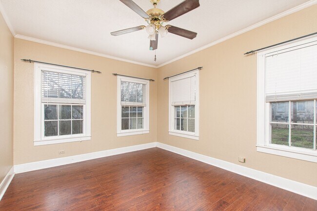 Building Photo - Spacious 4 Bed / 2 Bath Home with Garage & Fenced Backyard in Central Temple