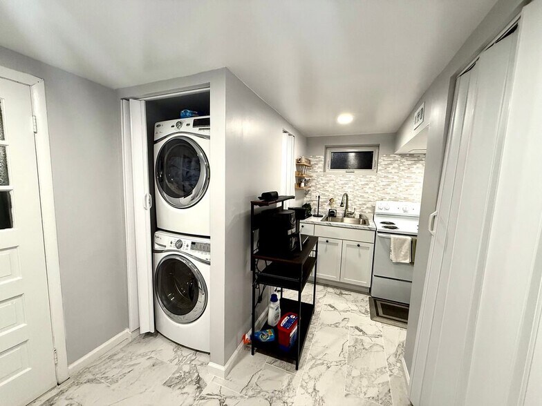 Building Photo - 6525 Kenova St