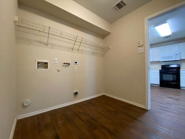 Building Photo - Spacious 4/BR 2.5/BA Two-Story Home with F...
