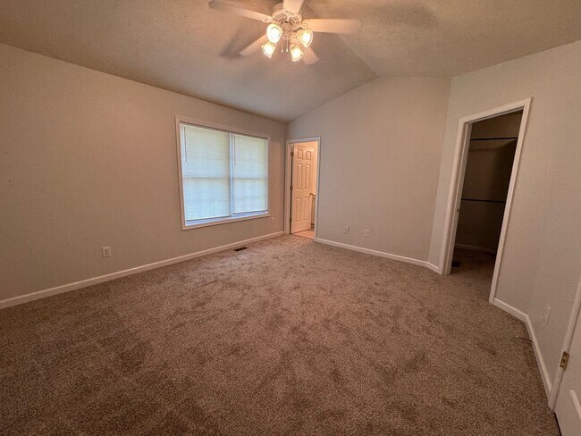 Building Photo - Brick End Unit Home in Taylor Springs NEW LVP FLOORING