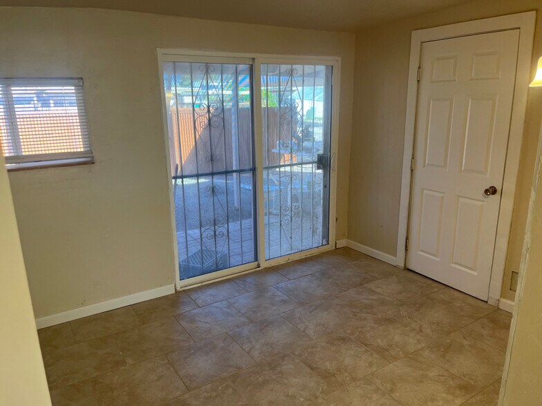 Building Photo - 3913 S Queen Palm Dr