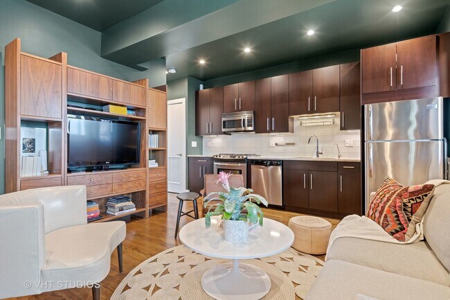 Building Photo - 1454 W Roscoe St