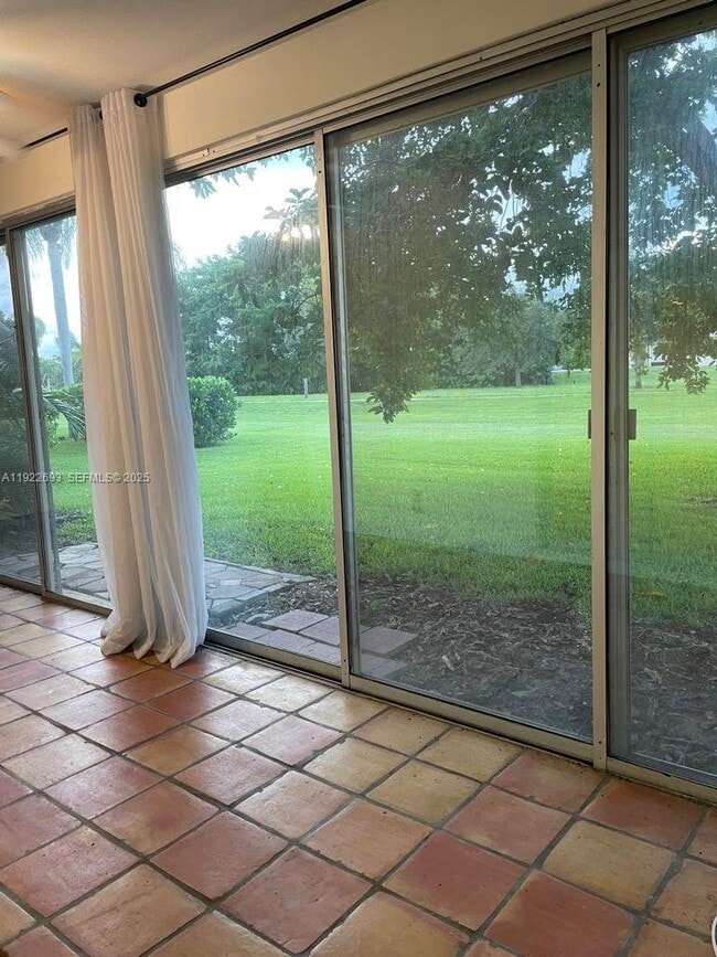 Building Photo - 3141 N Palm Aire Dr