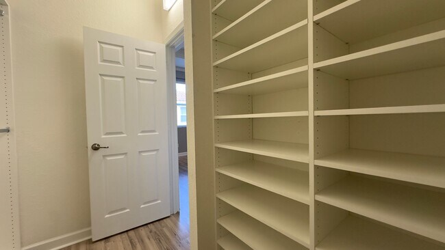 Building Photo - Charming 2-Bed Townhouse with on Ashley River Road!