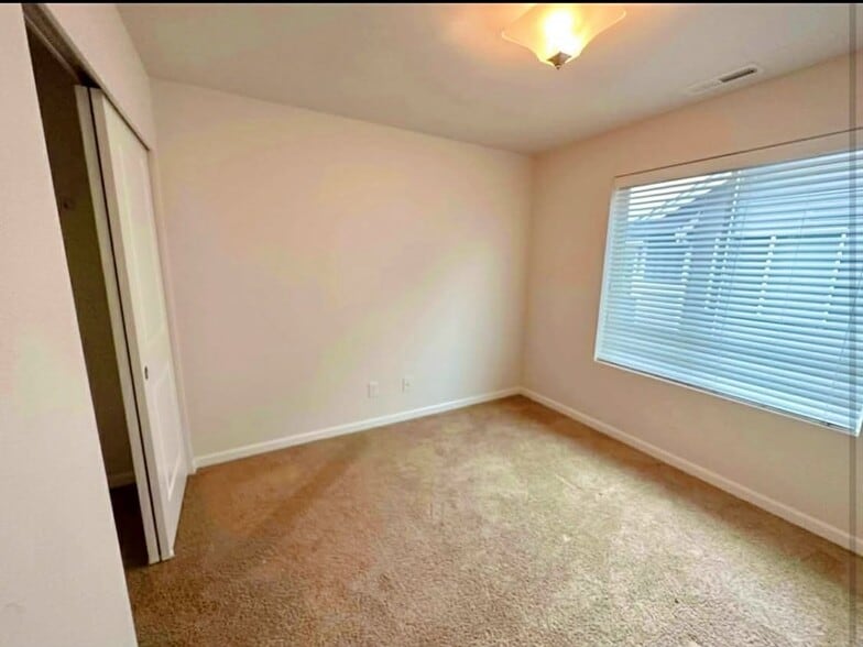 Building Photo - 3107 44th St SE