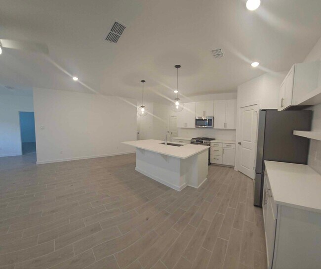 Building Photo - 8442 Bay Oaks Dr