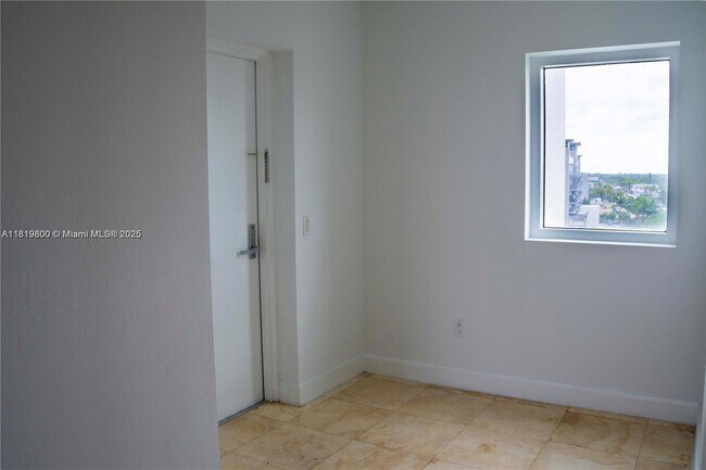 Building Photo - 15051 Royal Oaks Ln