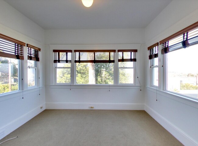 Building Photo - Expansive Top-Floor Richmond Flat | 2BD + Sunroom | Parking Included | Nearly 1,900 Sq. Ft.