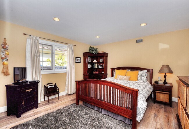 Building Photo - 4022 Calle Marlena
