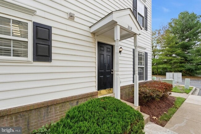 Building Photo - 2109 Bristol Dr