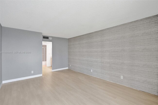 Building Photo - 100 Bayview Dr