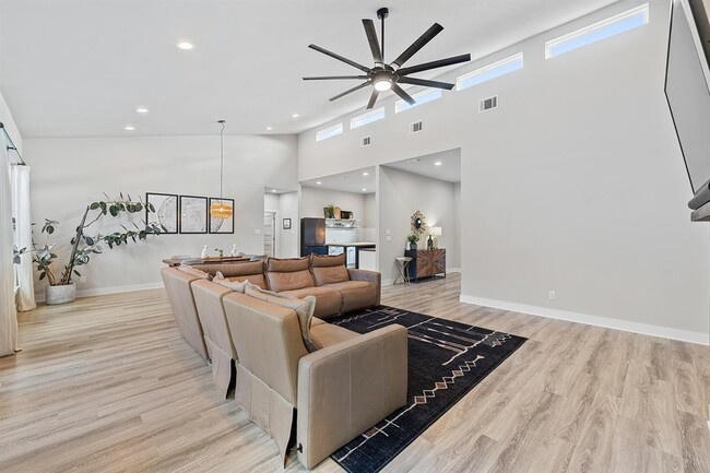 Building Photo - 20702 Post Oak Dr