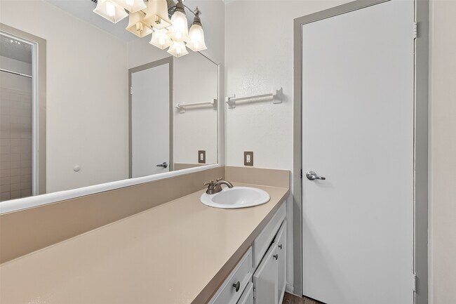 Building Photo - 13925 Hollowgreen Dr