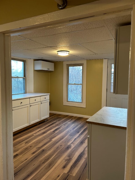 Building Photo - 92 Farview St