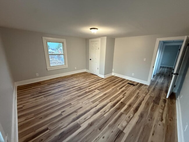 Building Photo - 127 4th St