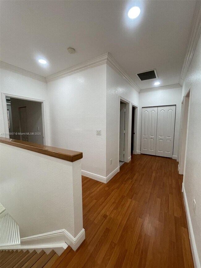 Building Photo - 3725 NE 10th Ct