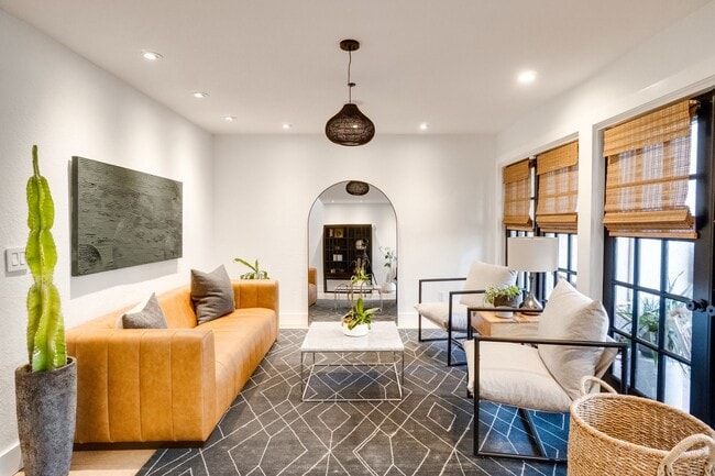 Building Photo - Exquisite 3 bedroom 2.5 bath two-story Executive Condo in Winter Park with 2-Car Garage