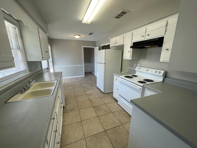 Building Photo - Ranch 3-Bedroom home !!
