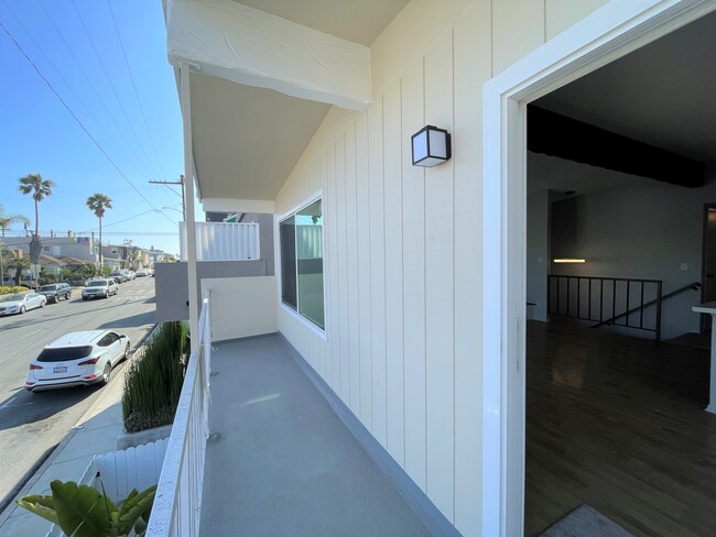 Spacious front balcony for seating - 419 Longfellow Ave