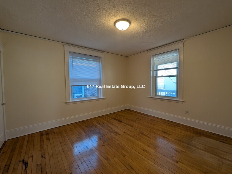 Building Photo - 8 Barrows St