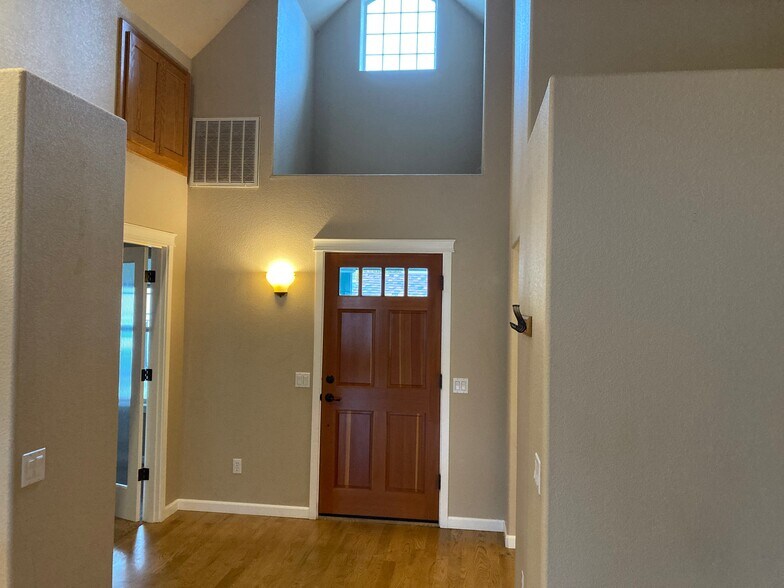 Foyer - 1023 Rainwood Ln