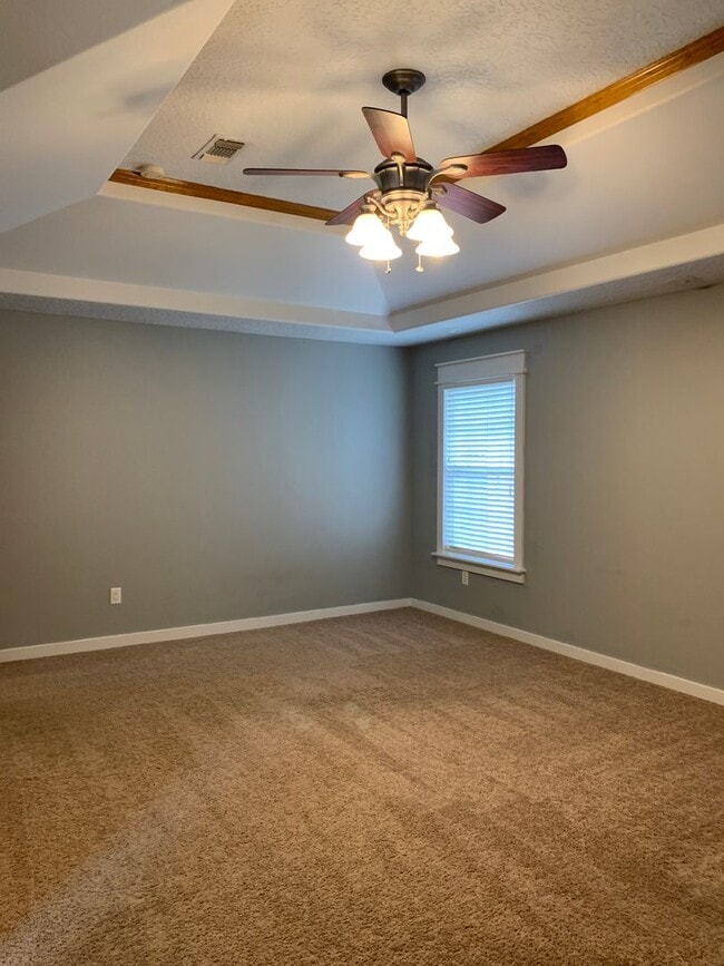 Building Photo - 4 bedroom 21/2 bath home