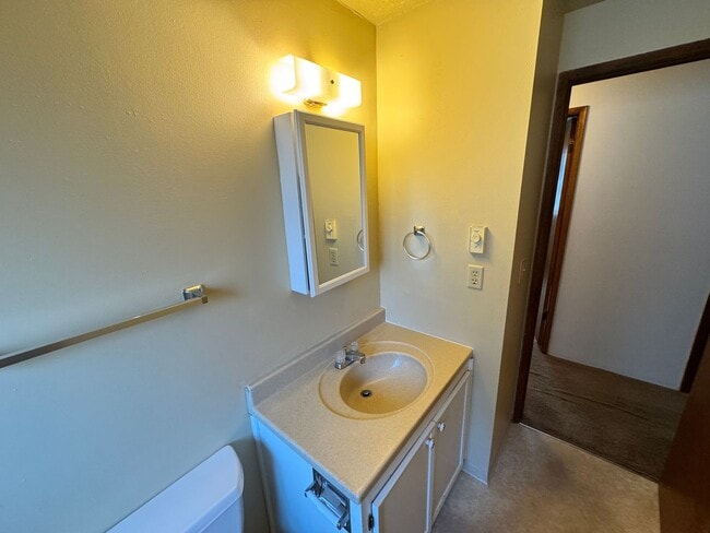 Building Photo - Charming 3-Bedroom SE Portland Home – Fully Fenced Yard - Video attached