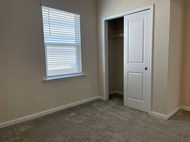 Building Photo - AMAZING LOCATION, Fantastic 4 Bed Home, In...